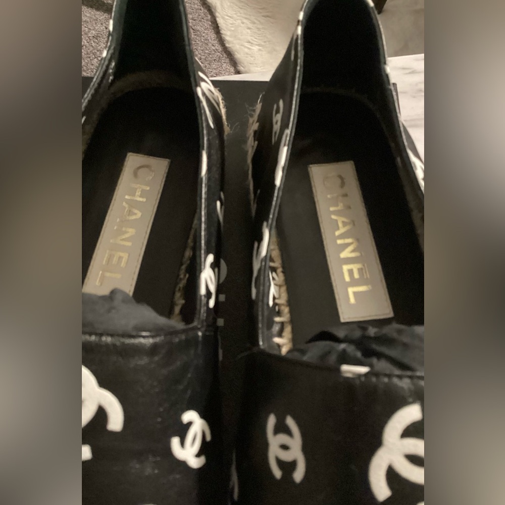💯% Authentic CHANEL Monogram Black and White Espadrilles - Picture 9 of 10